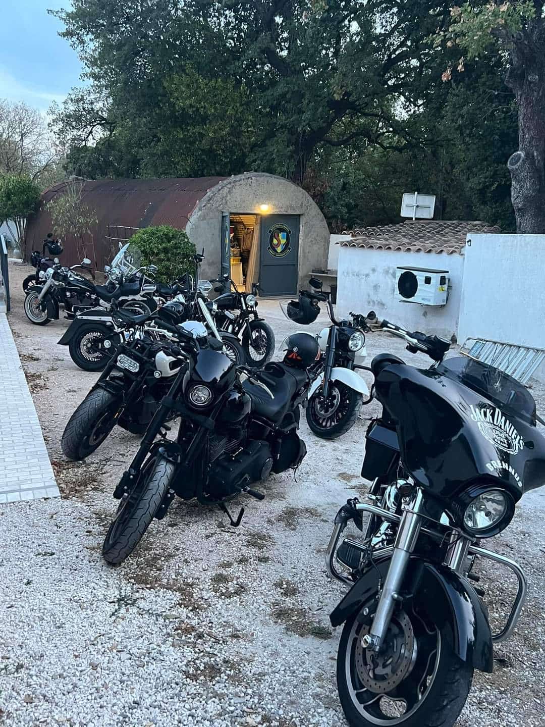 HDC Southern Snakes - Motos devant le club HDC Southern Snakes - Motos devant le club