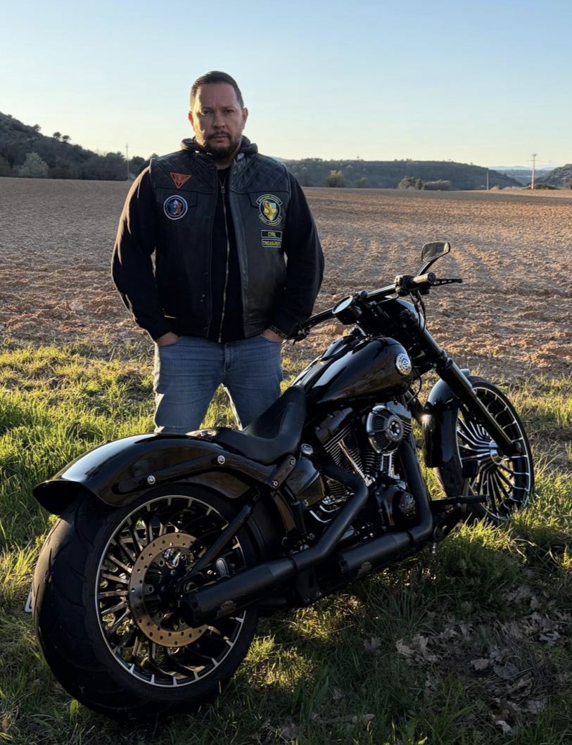 Cyril avec sa moto